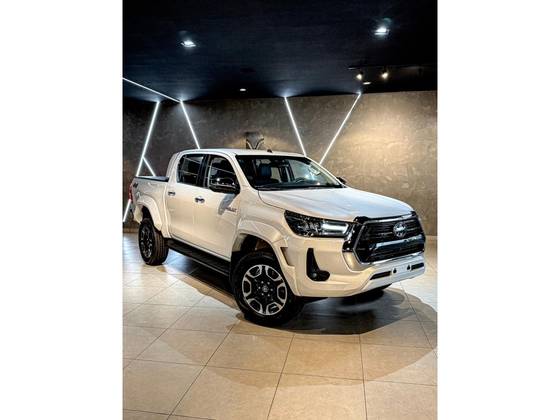 TOYOTA HILUX 2.8 D-4D TURBO DIESEL CD SRX PLUS 4X4 AUTOMÁTICO